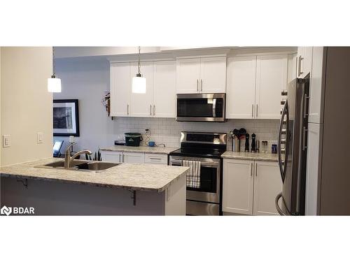 33 Churchlea Mews, Orillia, ON - Indoor Photo Showing Kitchen With Double Sink With Upgraded Kitchen