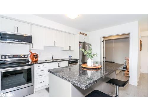 66 Pumpkin Corner Crescent, Barrie, ON - Indoor Photo Showing Kitchen With Upgraded Kitchen