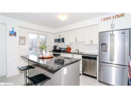 66 Pumpkin Corner Crescent, Barrie, ON - Indoor Photo Showing Kitchen With Upgraded Kitchen