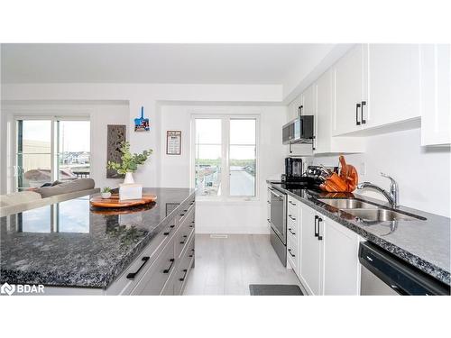 66 Pumpkin Corner Crescent, Barrie, ON - Indoor Photo Showing Kitchen With Double Sink With Upgraded Kitchen