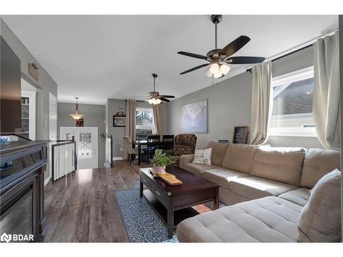 109 Copeman Crescent, Barrie, ON - Indoor Photo Showing Living Room