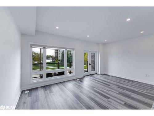 72 Wyn Wood Lane, Orillia, ON - Indoor Photo Showing Living Room