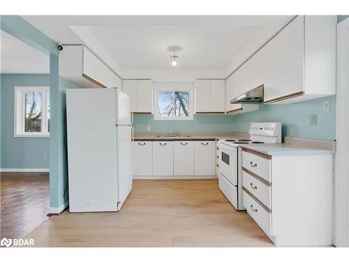 138 45Th Street N, Wasaga Beach, ON - Indoor Photo Showing Kitchen