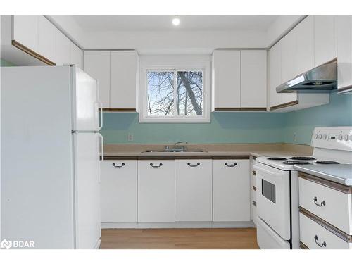 138 45Th Street N, Wasaga Beach, ON - Indoor Photo Showing Kitchen With Double Sink