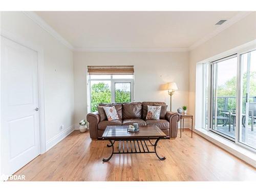 604-80 Orchard Point Road, Orillia, ON - Indoor Photo Showing Living Room