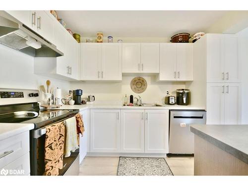 260 Daffodil Court Court, Gravenhurst, ON - Indoor Photo Showing Kitchen With Upgraded Kitchen