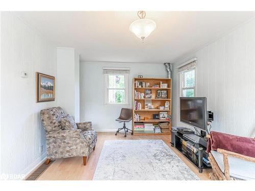 124 Albert Street, Collingwood, ON - Indoor Photo Showing Living Room