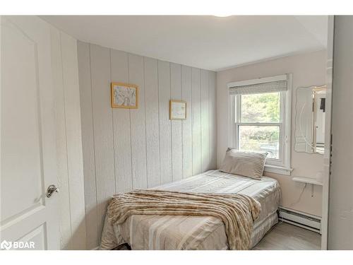 124 Albert Street, Collingwood, ON - Indoor Photo Showing Bedroom