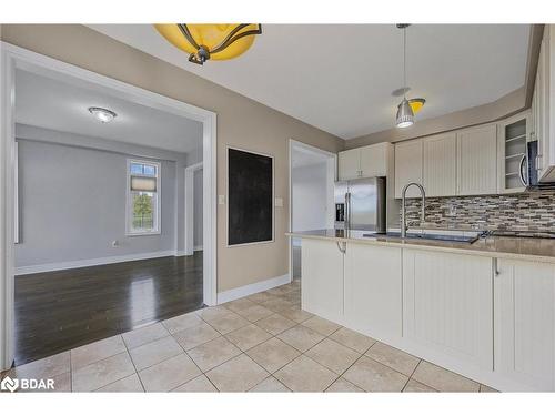 76 Forsyth Crescent Crescent, Barrie, ON - Indoor Photo Showing Kitchen