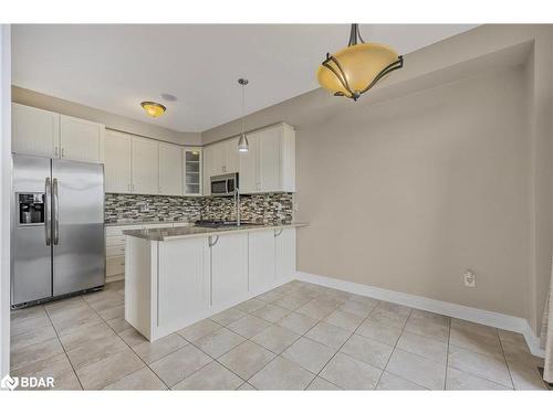 76 Forsyth Crescent Crescent, Barrie, ON - Indoor Photo Showing Kitchen