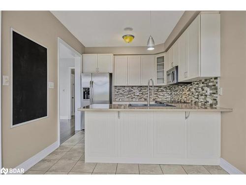 76 Forsyth Crescent Crescent, Barrie, ON - Indoor Photo Showing Kitchen