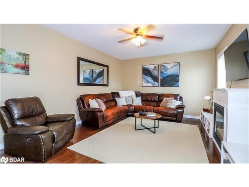 5 Regina Road, Barrie, ON - Indoor Photo Showing Living Room