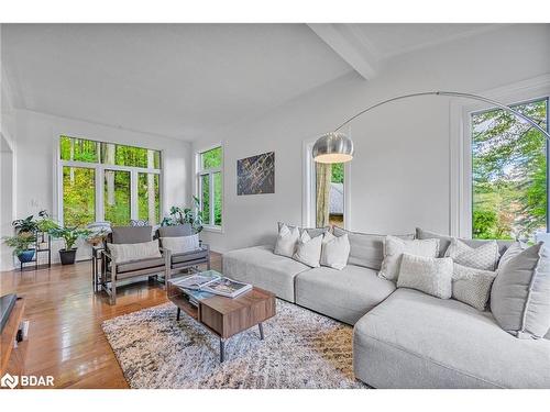 8 Frid Boulevard, Midhurst, ON - Indoor Photo Showing Living Room