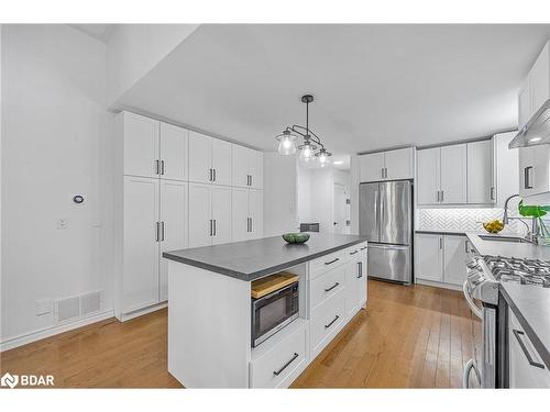 8 Frid Boulevard, Midhurst, ON - Indoor Photo Showing Kitchen With Upgraded Kitchen