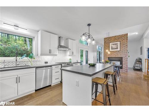 8 Frid Boulevard, Midhurst, ON - Indoor Photo Showing Kitchen With Upgraded Kitchen