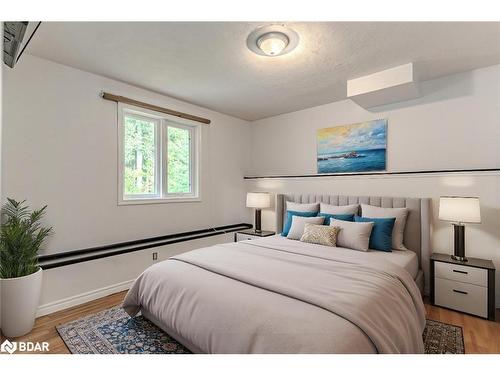 65 Oriole Crescent, Wasaga Beach, ON - Indoor Photo Showing Bedroom