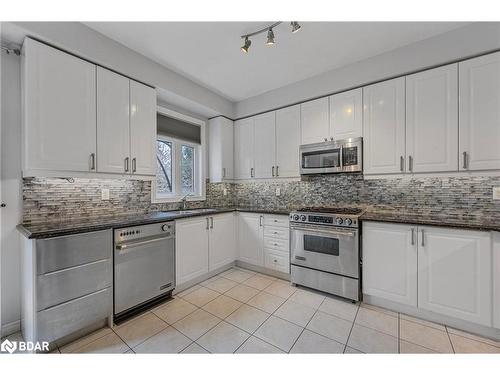 23 Pepin Court, Barrie, ON - Indoor Photo Showing Kitchen With Upgraded Kitchen