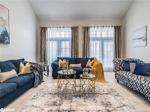 223 Thompson Road, Caledonia, ON - Indoor Photo Showing Living Room