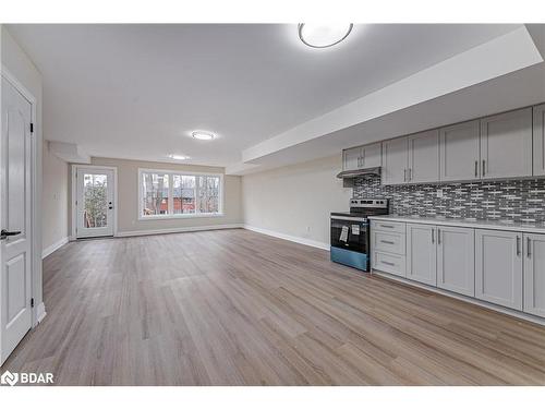 6-98 Peel Street, Barrie, ON - Indoor Photo Showing Kitchen