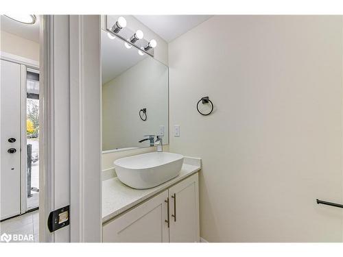 6-98 Peel Street, Barrie, ON - Indoor Photo Showing Bathroom