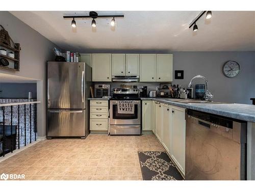 3 Sinclair Court, Barrie, ON - Indoor Photo Showing Kitchen With Double Sink