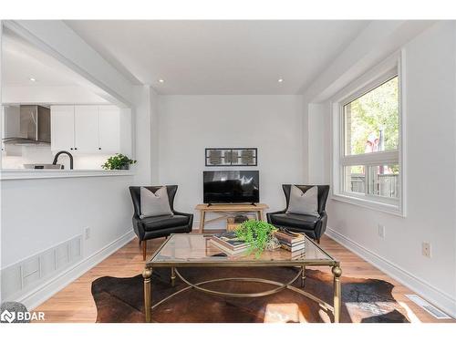 37 Winchester Terrace, Barrie, ON - Indoor Photo Showing Living Room