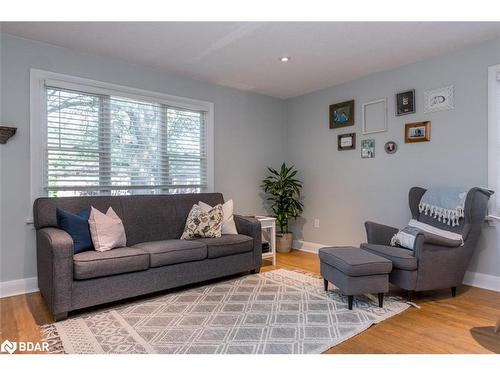 31 Newton Street, Barrie, ON - Indoor Photo Showing Living Room