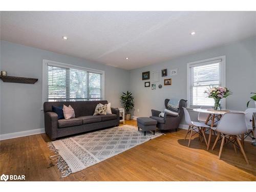 31 Newton Street, Barrie, ON - Indoor Photo Showing Living Room