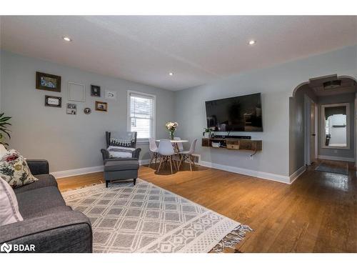 31 Newton Street, Barrie, ON - Indoor Photo Showing Living Room