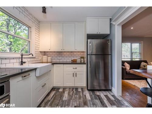 31 Newton Street, Barrie, ON - Indoor Photo Showing Kitchen