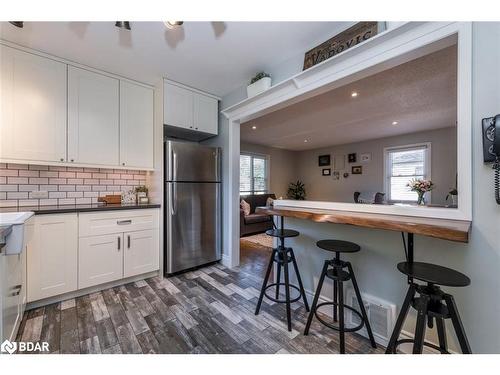 31 Newton Street, Barrie, ON - Indoor Photo Showing Kitchen