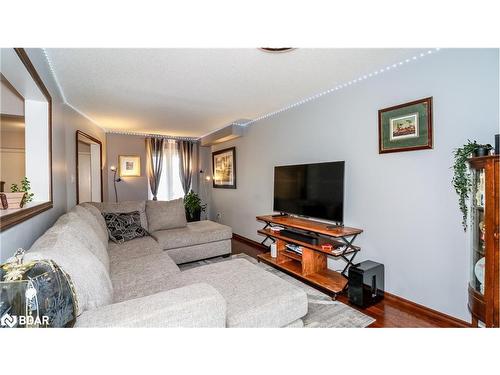 7 Hemlock Court, Barrie, ON - Indoor Photo Showing Living Room