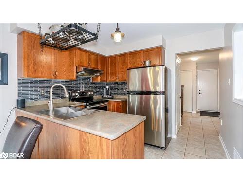 7 Hemlock Court, Barrie, ON - Indoor Photo Showing Kitchen With Double Sink