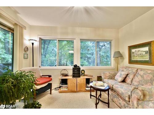 31 Maplecrest Crt, Oro-Medonte, ON - Indoor Photo Showing Living Room