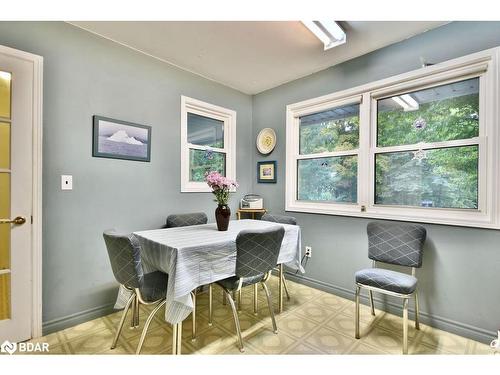 31 Maplecrest Crt, Oro-Medonte, ON - Indoor Photo Showing Dining Room