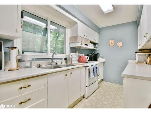 31 Maplecrest Crt, Oro-Medonte, ON - Indoor Photo Showing Kitchen With Double Sink