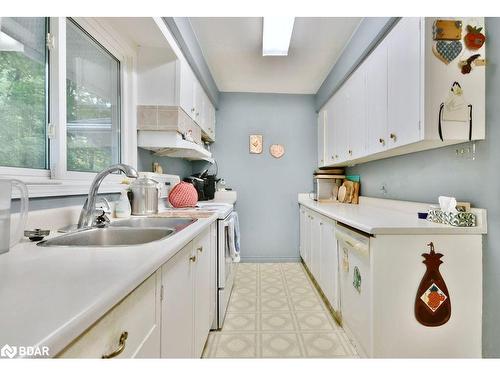 31 Maplecrest Crt, Oro-Medonte, ON - Indoor Photo Showing Kitchen