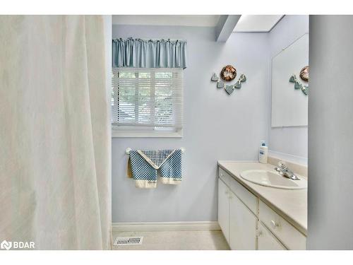 31 Maplecrest Crt, Oro-Medonte, ON - Indoor Photo Showing Bathroom