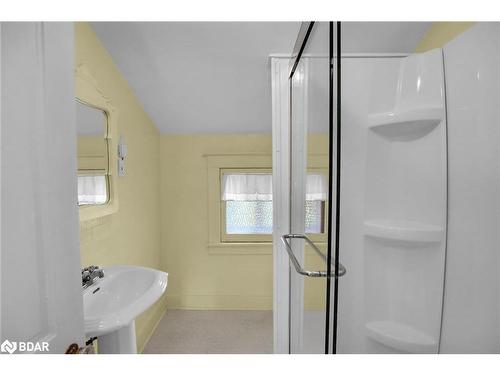 54 Canal Street, St. Catharines, ON - Indoor Photo Showing Bathroom