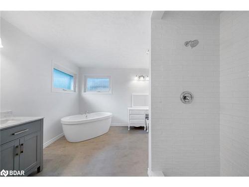 40 Ford Street, Barrie, ON - Indoor Photo Showing Bathroom