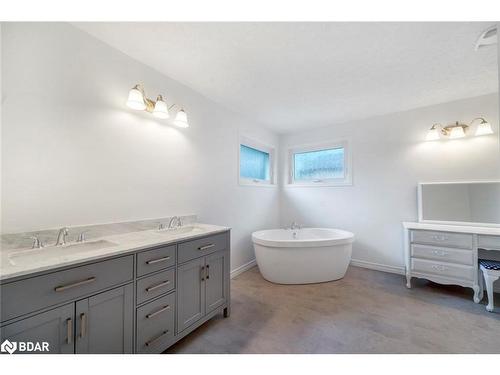 40 Ford Street, Barrie, ON - Indoor Photo Showing Bathroom