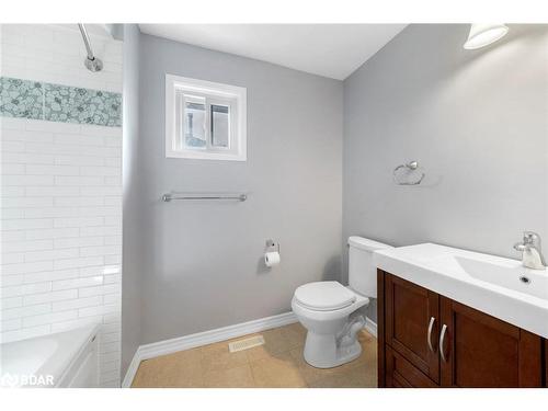 40 Ford Street, Barrie, ON - Indoor Photo Showing Bathroom