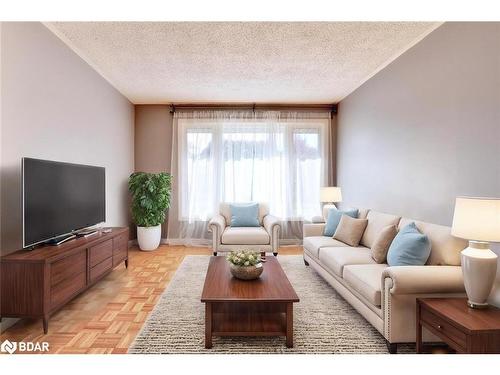 6843 Avila Road, Peel, ON - Indoor Photo Showing Living Room