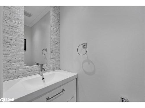 85 Elizabeth Street, Barrie, ON - Indoor Photo Showing Bathroom