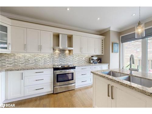 740 Rayner Court, Milton, ON - Indoor Photo Showing Kitchen With Double Sink With Upgraded Kitchen