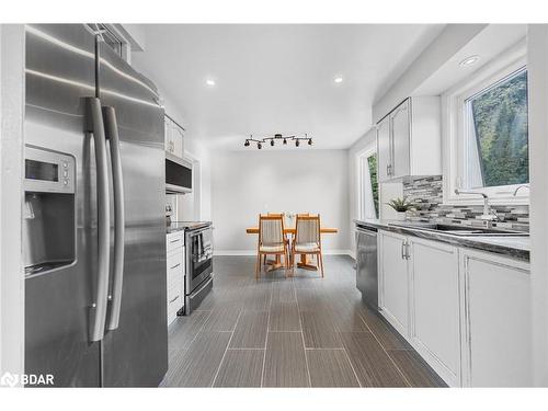 25 Eileen Drive, Barrie, ON - Indoor Photo Showing Kitchen