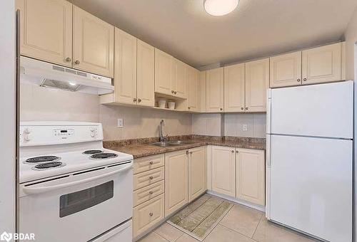 903-530 Lolita Gardens, Mississauga, ON - Indoor Photo Showing Kitchen With Double Sink