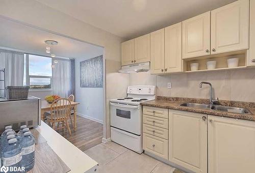 903-530 Lolita Gardens, Mississauga, ON - Indoor Photo Showing Kitchen With Double Sink