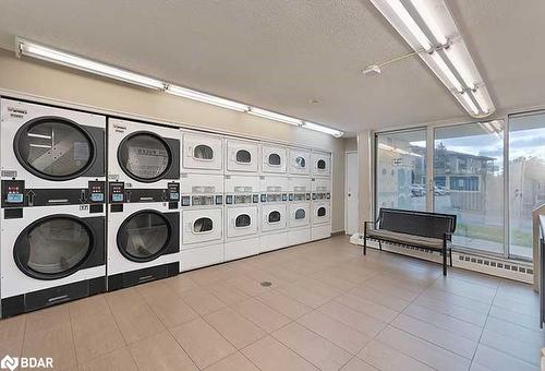 903-530 Lolita Gardens, Mississauga, ON - Indoor Photo Showing Laundry Room