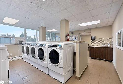 903-530 Lolita Gardens, Mississauga, ON - Indoor Photo Showing Laundry Room